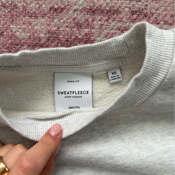 Aritzia mega fit cozy cropped crewneck - Picture 2 of 2